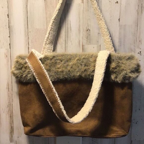  sweet, fuzzy, purse by bath and Bodywork’s - Picture 4 of 6